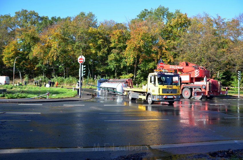 VU Tanklastzug umgestuerzt Huerth Industriestr P352.JPG